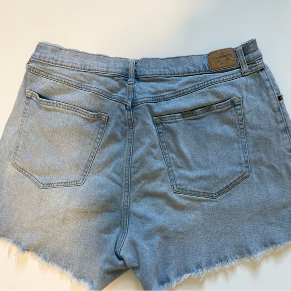 Abercrombie & Fitch Dad Short High Rise Curve Love Light Wash Blue Jean Shorts - Picture 7 of 7
